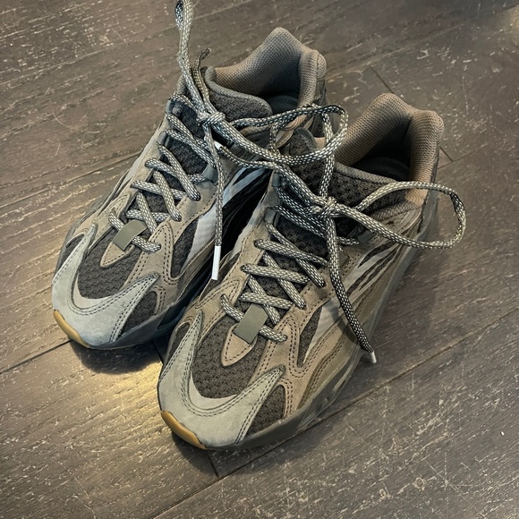 Adidas Yeezy Boost 700 V2 Geode sneaker shoe Size US 5.5/38 - Picture 9 of 9